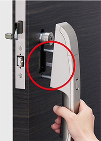 室外側グリップを室内側からねじ止めの写真1