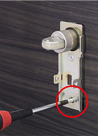 室外側グリップを室内側からねじ止めの写真2