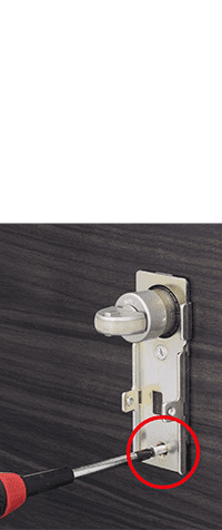 室外側グリップを室内側からねじ止めの写真2